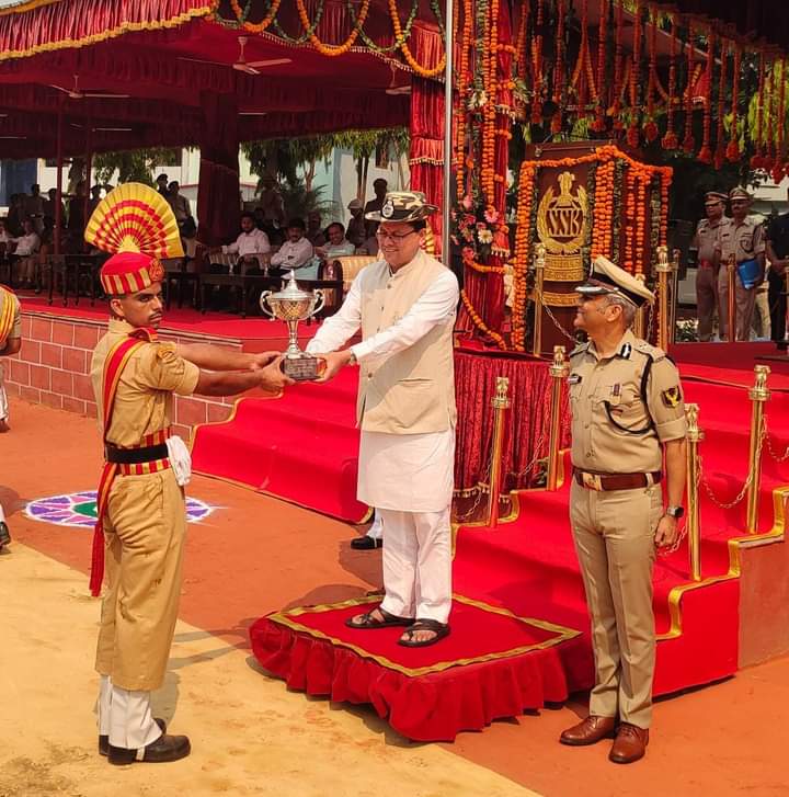 आज उत्तराखंड के मुख्यमंत्री पुष्कर सिंह धामी श्रीनगर में केंद्रीयकृत प्रशिक्षण केंद्र सशस्त्र सीमा बल का दीक्षांत समारोह में हुए शामिल।