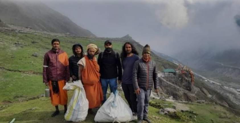 उत्तराखंड के केदारनाथ मे तीर्थं करने जा रहे आप ना की कचरा फैलाने, केदारनाथ में साधु-संत एकत्रित कर रहे हैं प्लास्टिक कचरा, वरिष्ठ पत्रकार संदीप भी मुहीम मे जुड़े देखिए वीडियो।