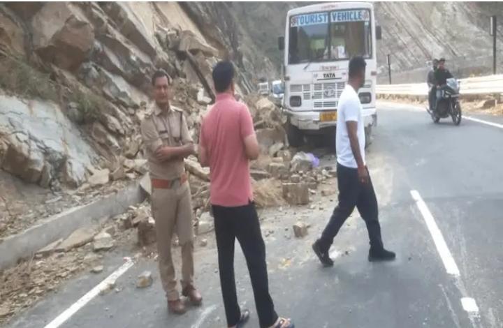 उत्तराखंड में अब खबर टिहरी से आ रही है, यहां कौडियाला में बस दुर्घटनाग्रस्त हो गई है।