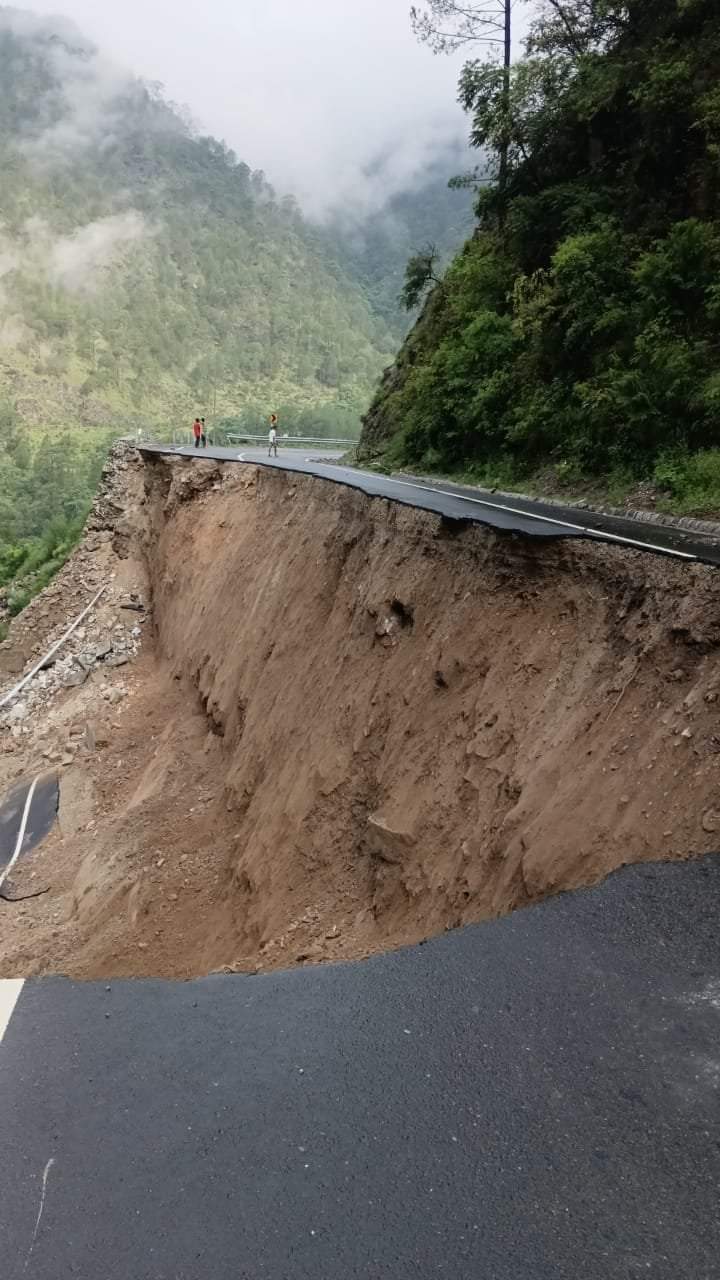 उत्तराखंड में यहाँ बारिश ने मचाई तबाही, जगह जगह हुआ भूस्खलन।