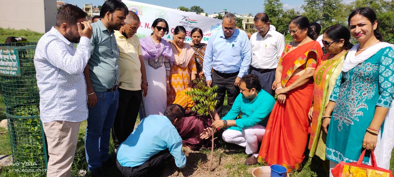 हरेला पर्व पर पौधारोपण कर दिलायी गयी शपथ ,उत्तराखण्ड का महापर्व है ‘हरेला ’ वृक्ष के अतिरिक्त हमारा कोई दूसरा साथी नहीं: श्रीमहन्त रविन्द्र पुरी।