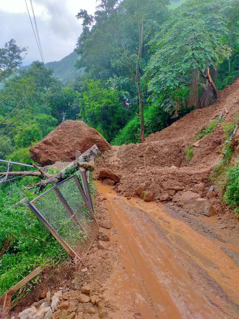 उत्तराखंड के धारचूला में पहाड़ से बोल्डर गिरने से दो मकान ध्वस्त, देखिए तस्वीरें।