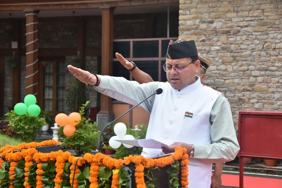 उत्तराखंड में सीएम धामी ने सीएम आवास पर किया झंडा रोहण,कहा 25 सालों में देश को शिखर पर ले जाने में सबको अपना योगदान देना होगा।