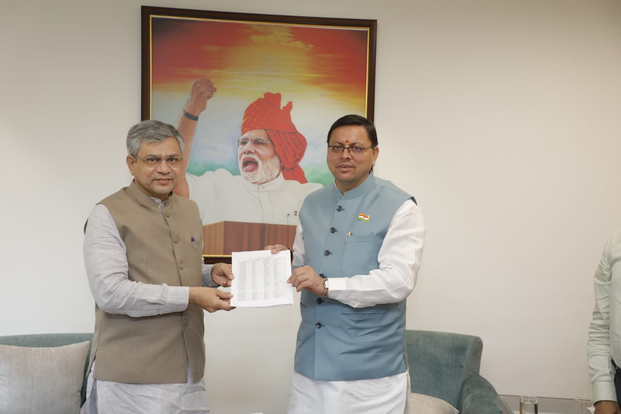 उत्तराखंड के मुख्यमंत्री  पुष्कर सिंह धामी ने नई दिल्ली में केंद्रीय मंत्री, रेल, संचार, इलेक्ट्रॉनिक्स व सूचना तकनीक  अश्विनी वैष्णव से शिष्टाचार भेंट की।