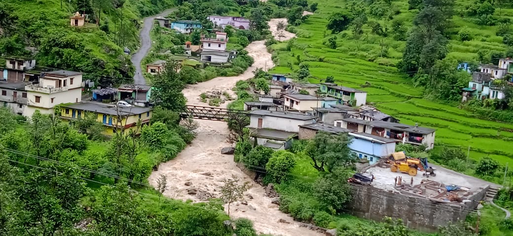 उत्तराखंड में यहाँ इस गाँव में मच गई अफरा तफरी, देखिए वीडियो।