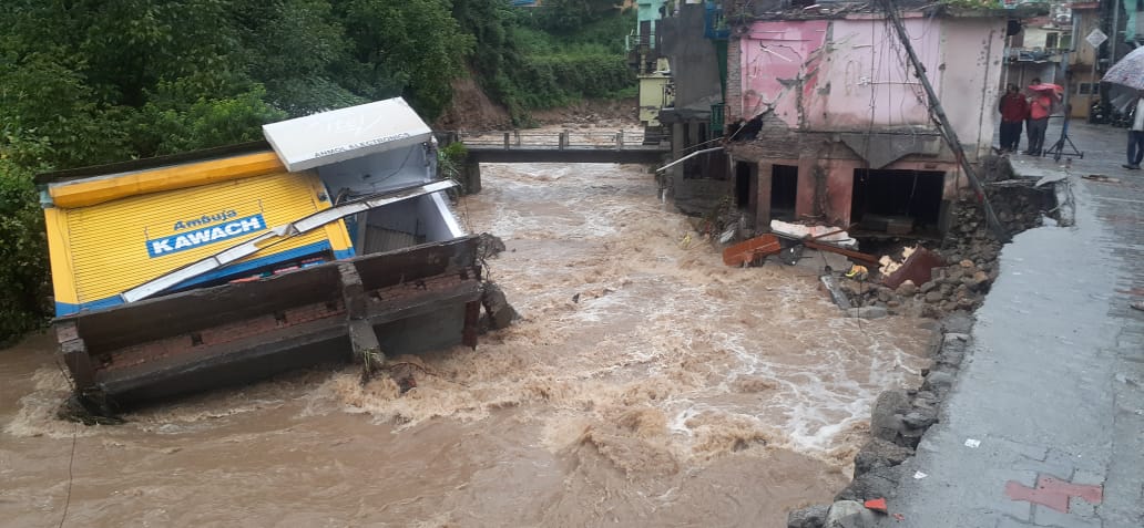 उत्तराखंड में आज मूसलाधार बारिश से पुरोला और नौगांव में भारी तबाही, लोगों में दहशत देखिए वीडियो और तस्वीरें।