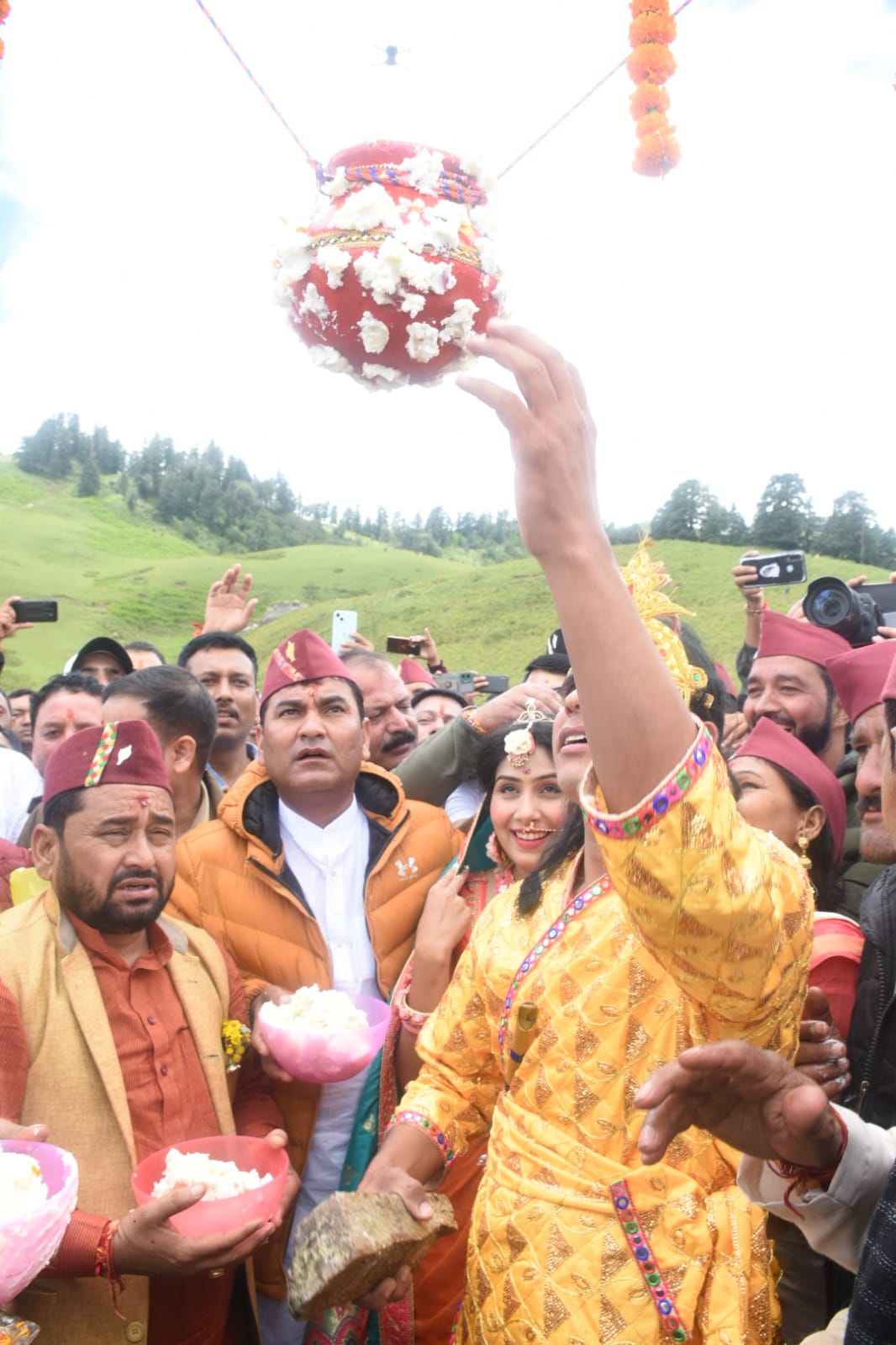 उत्तराखंड में आज धूम धाम से मनाया गया दयारा बुग्याल में प्रसिद्ध अंढूड़ी उत्सव बटर फेस्टिवल की, देखिए खूबसूरत तस्वीरें।