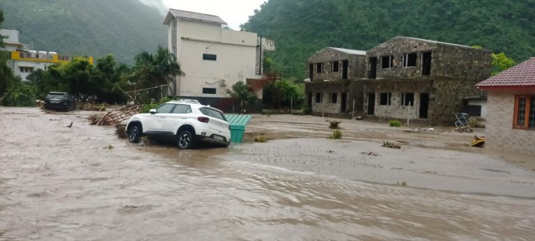 उत्तराखंड में देहरादून के मालदेवता इलाके में भारी बारिश से हुआ भारी नुकशान, मंत्री गणेश जोशी पहुंचे आपदा प्रभावित इलाकों में देखिए तस्वीरे।