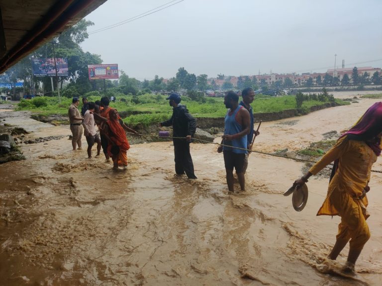 उत्तराखंड में आज देहरादून के विभिन्न इलाकों में लोगो क़ो बचाने का चला महाभियान, जगह जगह आपदा के दिखे निशान, लोगो क़ो किया गया अलर्ट देखिए वीडियो।