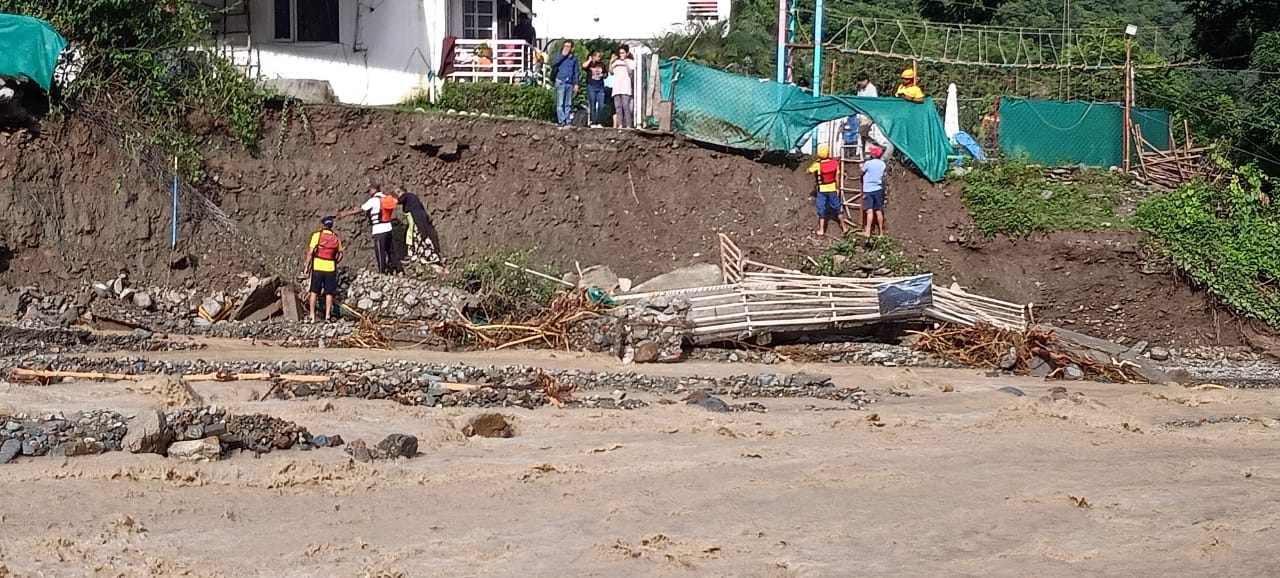 उत्तराखंड में यहाँ रिसोर्ट में फंस गए थे लोग, लोगों के रेस्क्यू हेतु SDRF टीम पहुंची।