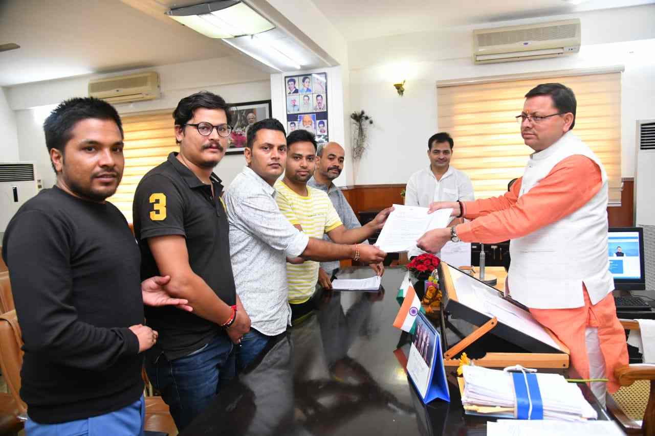 उत्तराखंड में आज सीएम धामी से मिले उत्तराखंड अधीनस्थ सेवा चयन आयोग से स्नातक स्तरीय परीक्षा में चयनित अभ्यर्थी, सीएम धामी ने दिया आश्वासन।