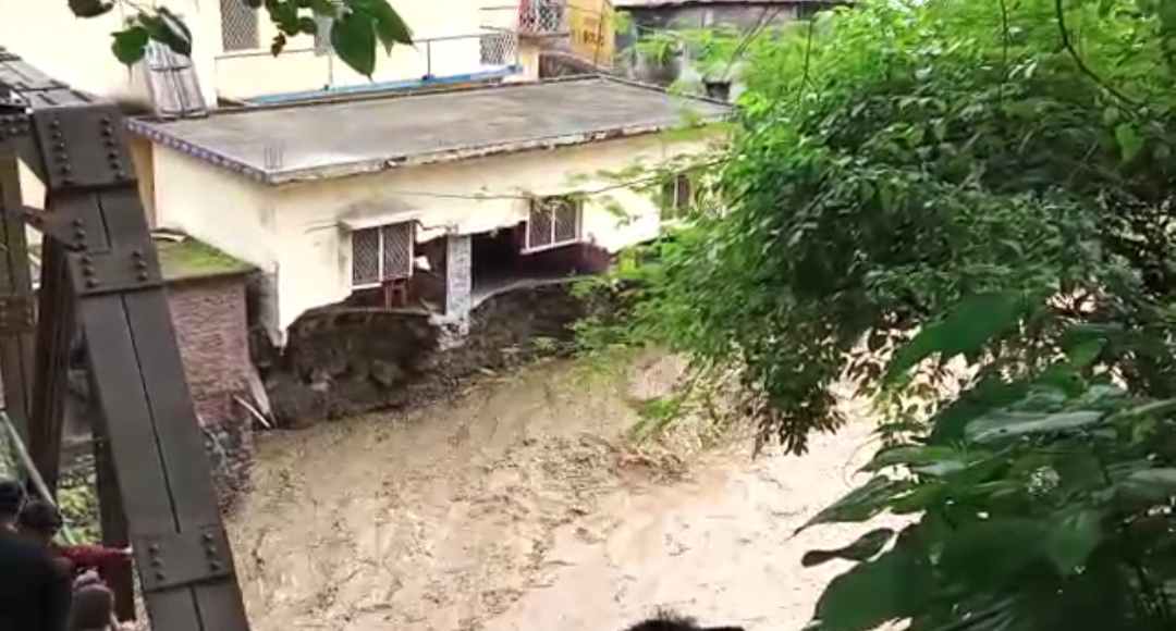उत्तराखंड में आज आफत बनकर बरसी बारिश ने बरपाया कहर एक और आपदा की भयानक तस्वीरें आई सामने, देखिए ये वीडियो।