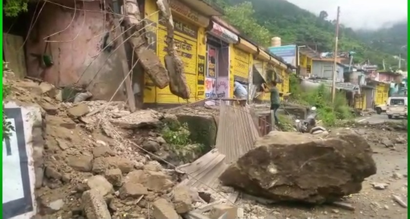 उत्तराखंड में यहाँ पहाड़ी से गिरा इतना बड़ा पत्थर, भागकर बचाई लोगो ने जान।