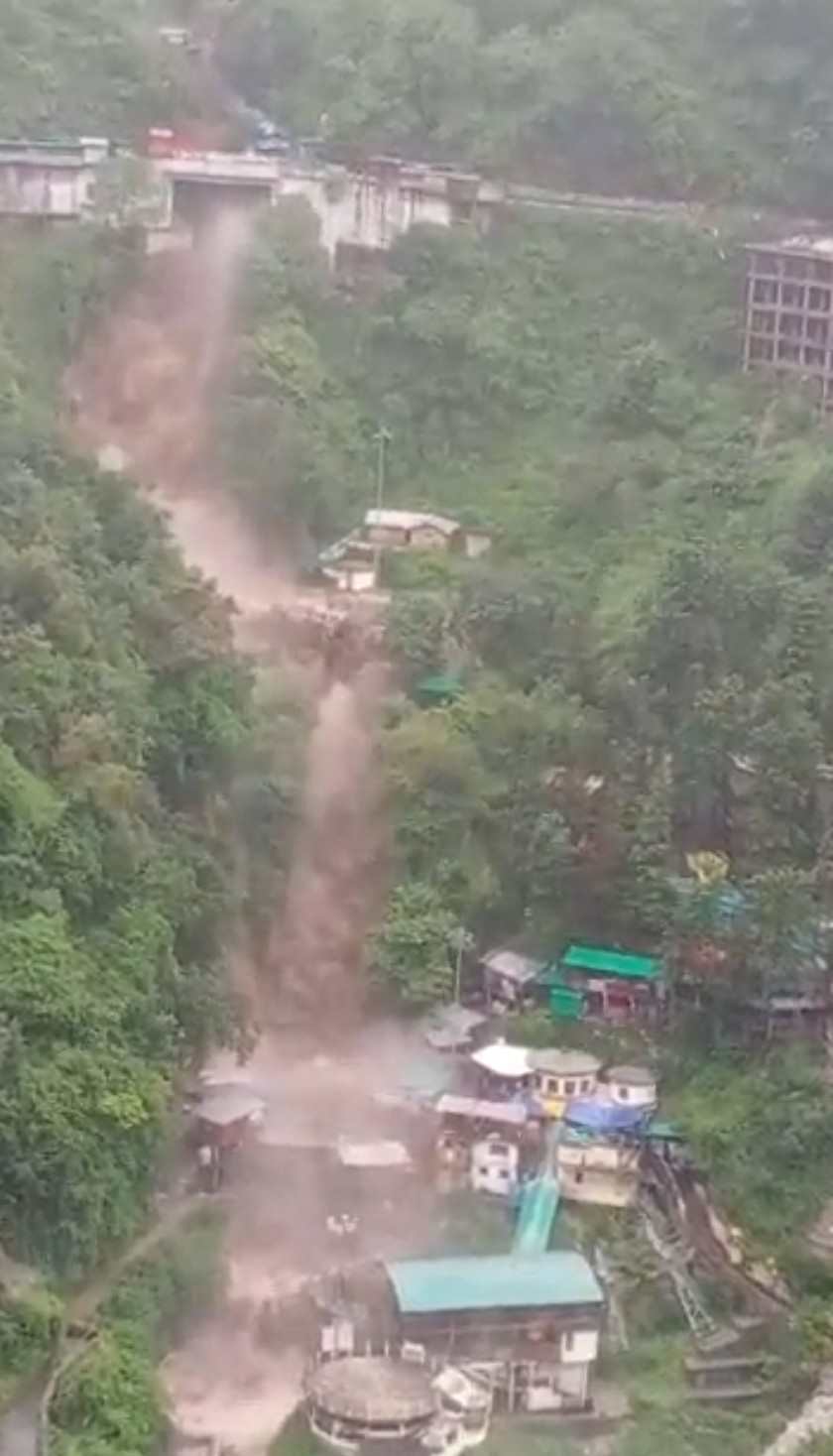 उत्तराखंड में आज मूसलधार बारिश से मसूरी कैम्‍प्‍टी फाल आया उफान पर, पर्यटक और दुकानदारों को निकाला सुरक्षित।