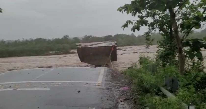 उत्तराखंड में देहरादून के सर खेत में बादल फटा, देहरादून दून थानों मार्ग पर बना पुल टूटा देखिए वीडियो।