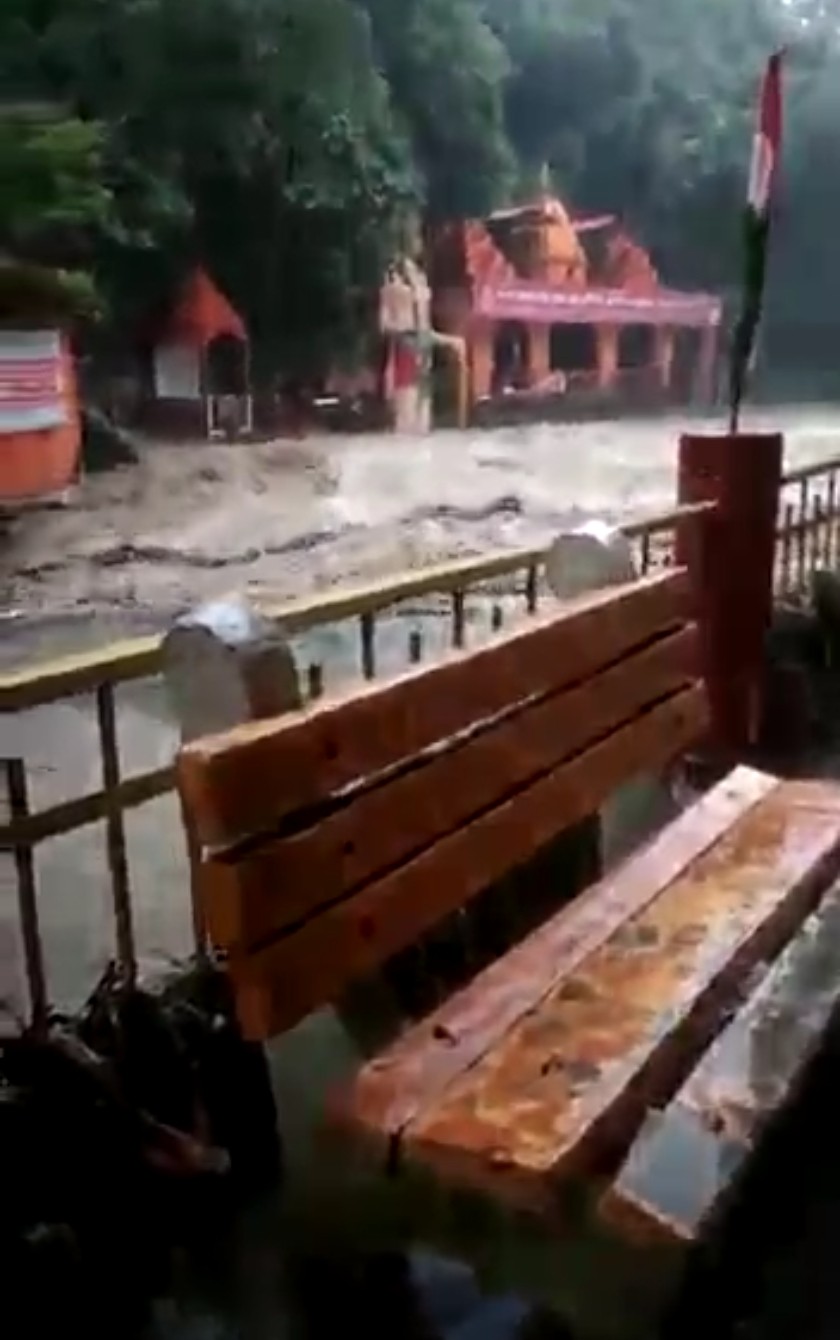 उत्तराखंड में आज देहरादून के टपकेश्वर मंदिर के अंदर पहुंचा पानी, तमसा नदी भयंकर उफान पर देखिए वीडियो।
