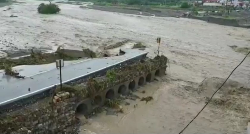 उत्तराखंड में यहाँ गजब का काम कराया, एक बरसात भी नही झेल पाए करोड़ों की लागत से बने पुस्ते।