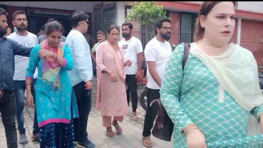 उत्तराखंड में यहाँ किन्नर ने मांगी बधाई तो महिला ने किया मना फिर किन्नर ने मारी महिला के पेट में लात, लोगों ने की जमकर धुनाई।