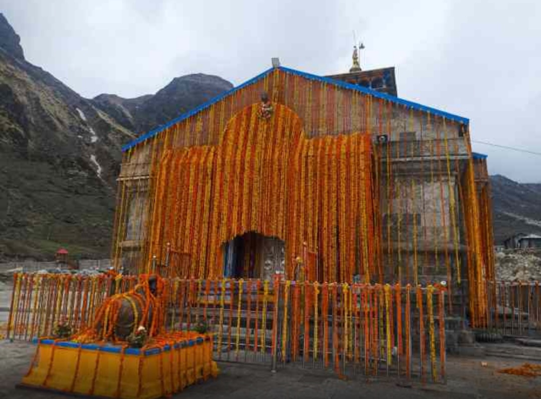 उत्तराखंड में केदारनाथ धाम के गर्भगृह में श्रद्धालुओ के प्रवेश पर लगी रोक।