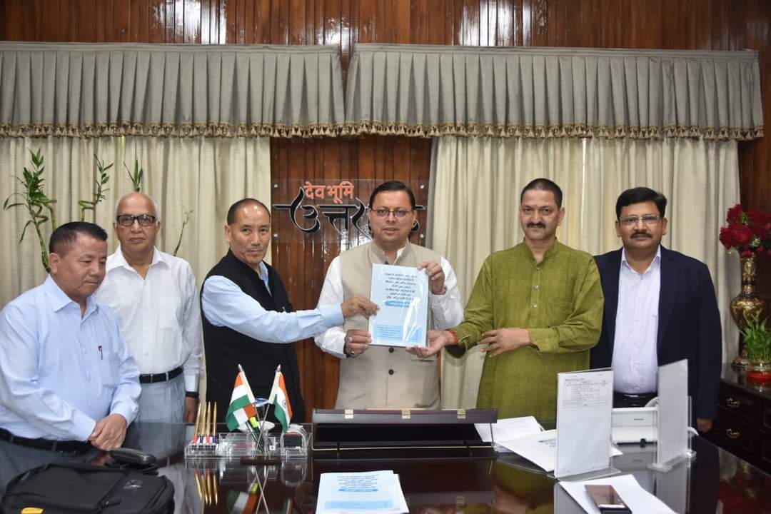 उत्तराखंड में भू क़ानून की रिपोर्ट सीएम धामी क़ो सौपी गई, समिति ने दिए कई सुझाव।