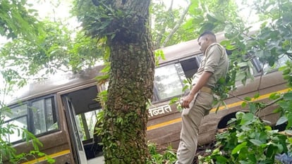 उत्तराखंड में 12 जवानों को लेकर जा रही आईटीबीपी की बस खाई में गिरी, बाल बाल बची जान।