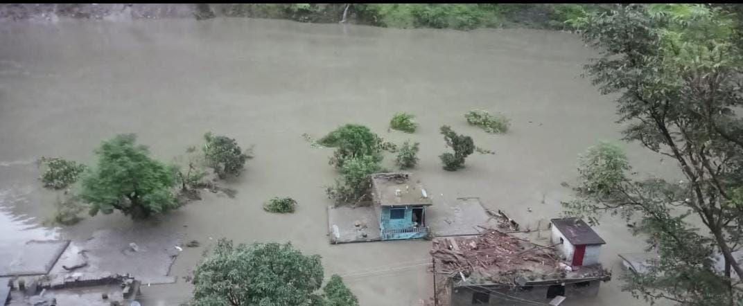 उत्तराखंड में धारचूला के खोतिला में बादल फटने से भारी तबाही। तल्ला खोतिला गाँव मे हुआ जलभराव,काली नदी खतरे के निशान के ऊपर पहुँची।