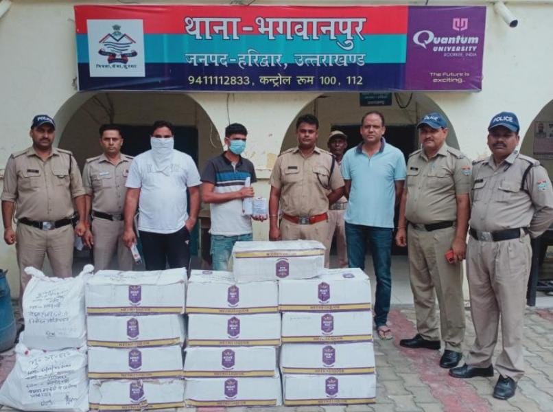 उत्तराखंड में यहाँ नशा मुक्त देवभूमि अभियान के तहत की जा रही कार्यवाही में अवैध अंग्रेजी शराब व एक लाख रूपये नगद वाहन स्वीफ्ट कार में हुए 02 शराब तस्कर गिरफ्तार।