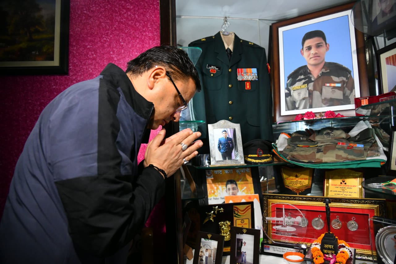 उत्तराखंड में प्रधानमंत्री के जन्मदिन पर भारी बारिश के बीच दून में शहीदों के आवास पहुँचकर सीएम ने स्वच्छता अभियान की शुरुआत की।