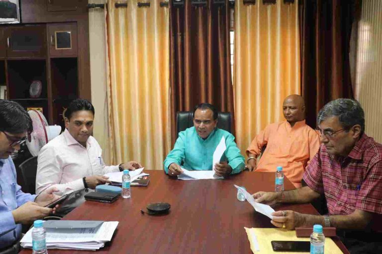 उत्तराखंड में मंत्री धन सिंह रावत के निर्देश,शीघ्र पूर्ण करें मेडिकल कॉलेजों में निर्माणाधीन कार्य, संबंधित जिलाधिकारी प्रतिमाह करें निर्माण कार्यों की समीक्षा।