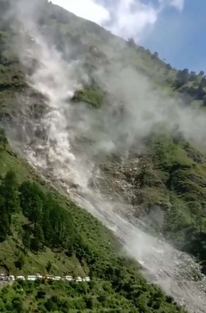 उत्तराखंड में यमनोत्री राष्ट्रीय राजमार्ग पर बड़कोट और खरसाली के बीच हुए भूस्खलन ने देखने वालों के रोंगटे खड़े कर दिए।