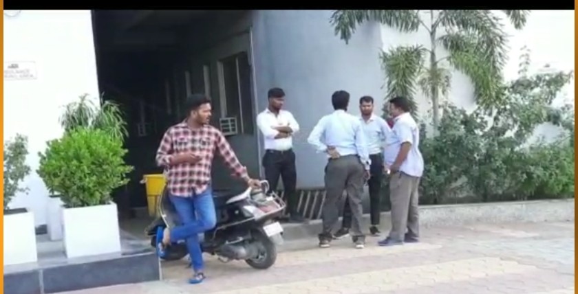 उत्तराखंड में यहाँ टैंक साफ करने के दौरान आधा दर्जन मजदूरों की बिगड़ी तबीयत, अस्पताल में चल रहा इलाज।