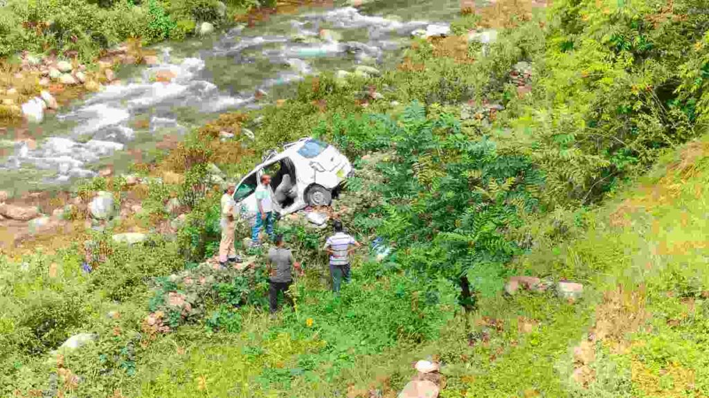 उत्तराखंड में दर्दनाक हादसा कोटद्वार पोखड़ा बैजरो मार्ग पर एक कार खाई में गिरने से 2 लोगों की मौत, 1 घायल।