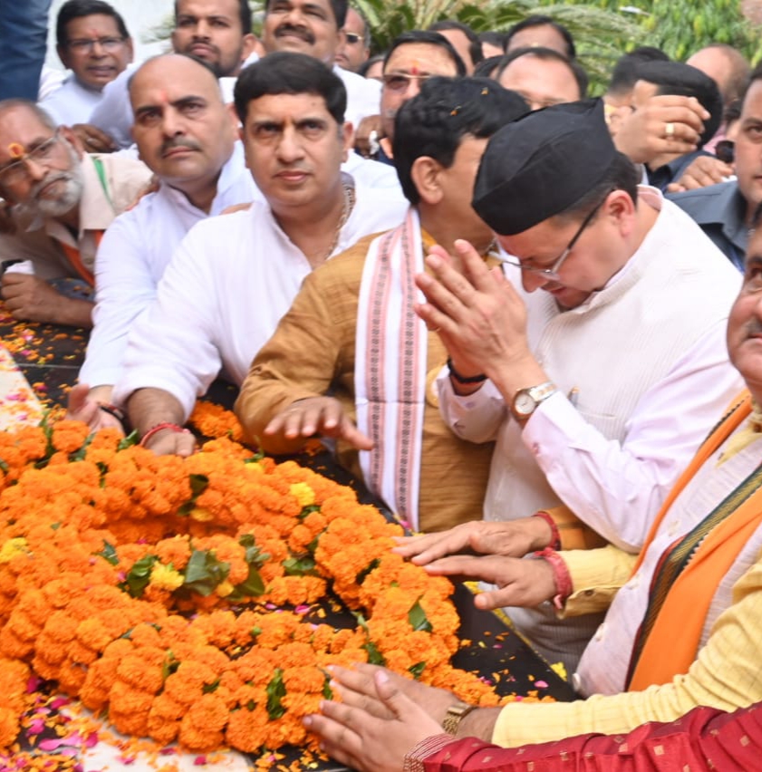 उत्तराखंड के सीएम धामी ने रामपुर तिराहा पहुंचकर शहीदों की शहादत क़ो किया नमन।