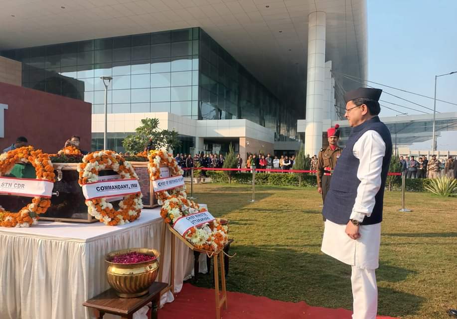 उत्तराखंड में राइफलमैन गौतम कुमार और चमोली के बीरेंद्र सिंह के पार्थिव शरीर पहुंचा जोलीग्रांट सीएम धामी भी पहुंचे जोलीग्रांट दी श्रद्धांजलि।