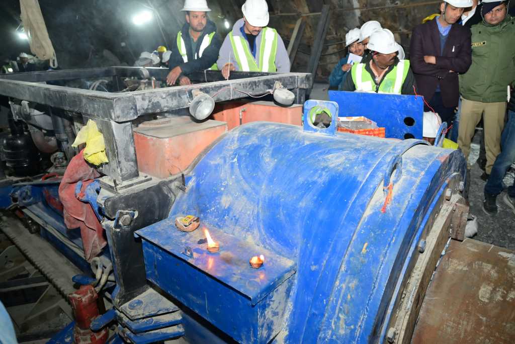 अब NDMA ने उत्तराखंड सरकार से मांगी सिल्क्यारा टनल हादसे की रिपोर्ट, सुरंग में फंस गए थे 41 मजदूर।