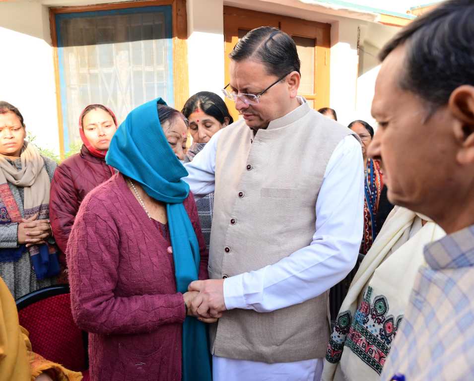 उत्तराखंड में आज बीजेपी कार्यालय लाया गया पूर्व कैबिनेट मंत्री मोहन सिंह गांववासी का पार्थिव शरीर, सीएम धामी ने दी श्रद्धांजलि।