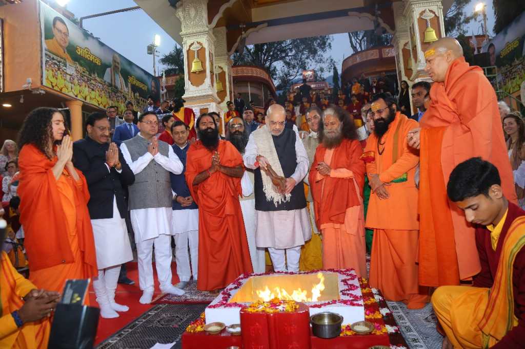 उत्तराखंड में केंद्रीय गृहमंत्री अमित शाह और मुख्यमंत्री धामी गंगा पूजन एवं गंगा आरती में शामिल हुए और लिया आशीर्वाद।