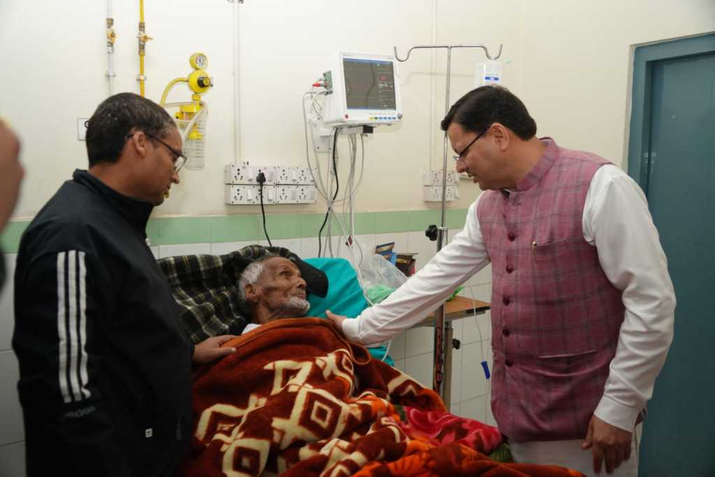 उत्तराखंड में आज स्वतंत्रता संग्राम सेनानी का हालचाल जानने दून अस्पताल पहुंचे सीएम धामी, मैक्स अस्पताल में भेजने के निर्देश, सारा खर्चा उठाएगी सरकार।