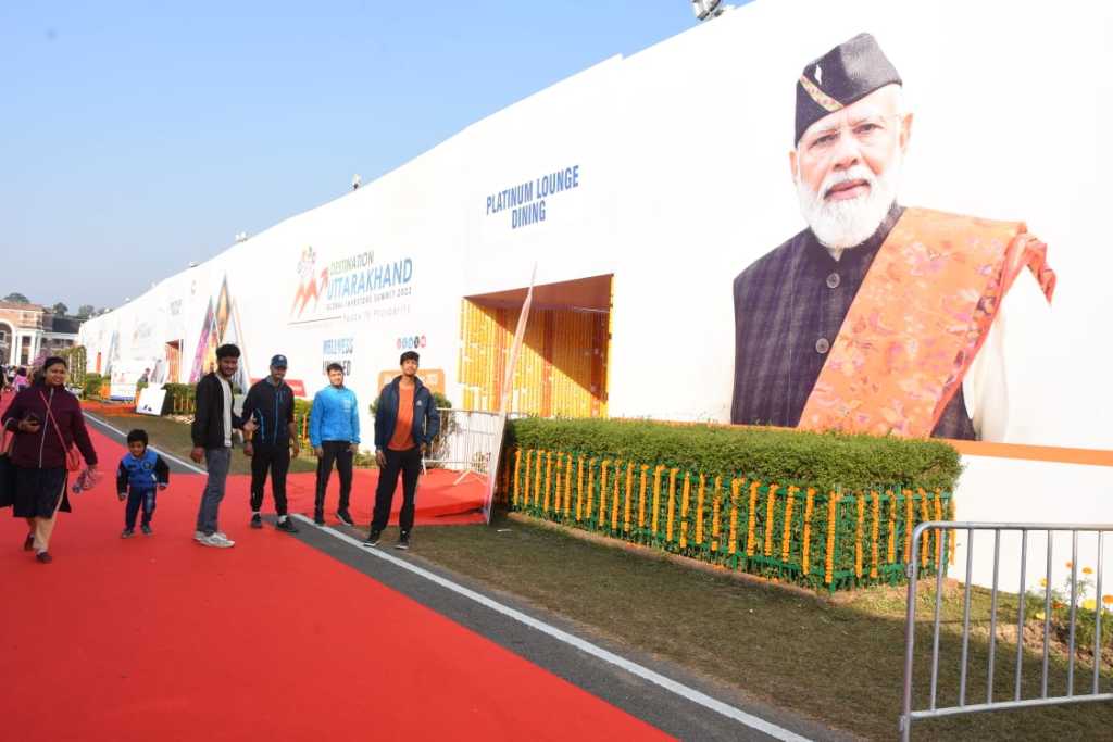 उत्तराखंड में इन्वेस्टर्स समिट के एक्ज़ीबिशन एरिया में रविवार की बड़ी संख्या में पहुँचे स्कूली छात्रों और आम जनता।