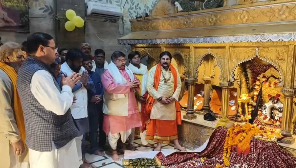 उत्तराखंड के सीएम धामी ने मथुरा के प्राचीन मंदिर बगलामुखी पीतांबरा मंदिर के दर्शन कर पूजा अर्चना की।