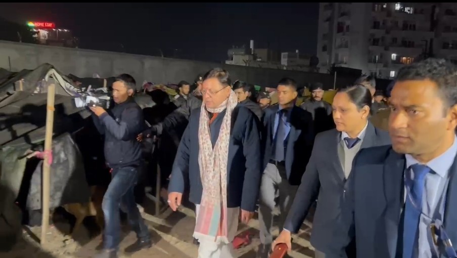 उत्तराखंड में आज मुख्यमंत्री पुष्कर सिंह धामी पहुंचे आईएसबीटी  ठंड के हालातो को देखते हुए मुख्यमंत्री ने बांटे गरीबों को कंबल।