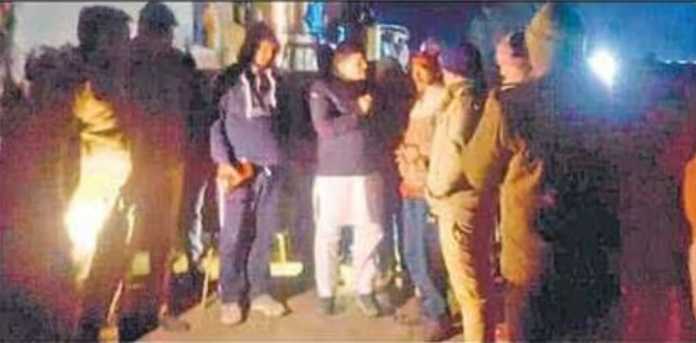 उत्तराखंड के भीमताल में निकिता की मौत के बाद भड़का जनाक्रोशः विधायक अफसरों पर बिगड़े, गांव के लोगों ने अधिकारियों का किया घेराव।
