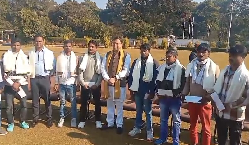 उत्तराखंड में आज सिलक्यारा टनल रेस्क्यू ऑपरेशन में एक अहम भूमिका निभाने वाले रेट माइनर्स की टीम का सीएम धामी ने सम्मान किया।