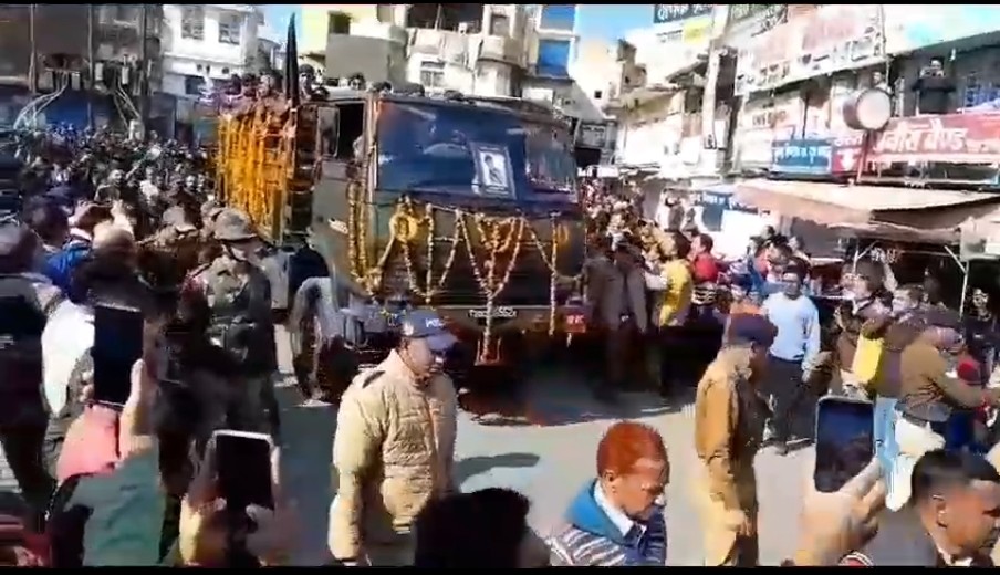 उत्तराखंड में सैन्य सम्मान के साथ किया गया प्रदेश के लाल कोटद्वार निवासी राइफलमैन गौतम कुमार का अंतिम संस्कार, नम आँखो से दी सबने आखिरी विदाई।