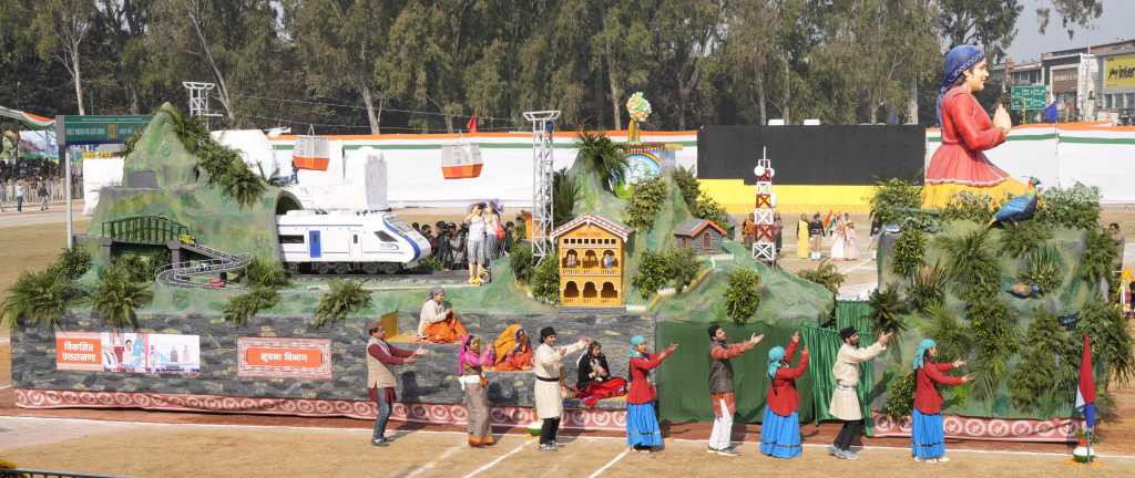उत्तराखंड को गणतंत्र दिवस परेड, देहरादून में सूचना विभाग की झांकी को मिला प्रथम पुरस्कार।