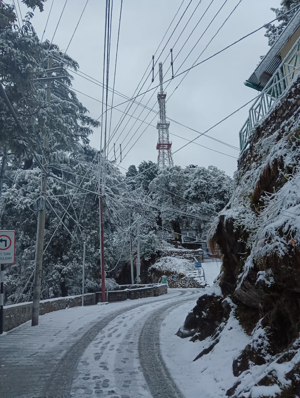 उत्तराखंड में बदला मौसम, चकराता में सीजन का पहली हिमपात, गंगोत्री-यमुनोत्री में भी बर्फबारी।