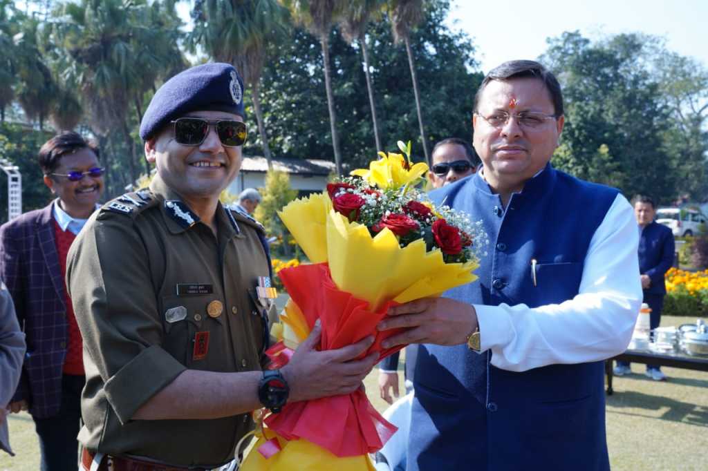 उत्तराखंड में नए साल पर सीएम धामी को बधाई देने वालों का लगा ताँता, IAS, IPS सभी पहुंचे बधाई देने।