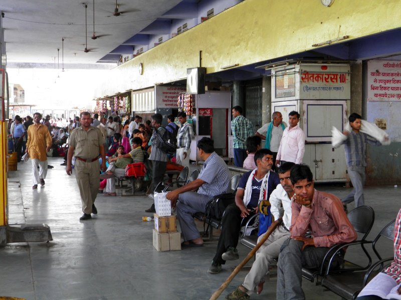 उत्तराखंड में नए साल के पहले दिन सड़कों पर यहां-वहां भटक रहे यात्री, नए कानून के विरोध में रोड़वेज बस चालकों ने की हड़ताल।
