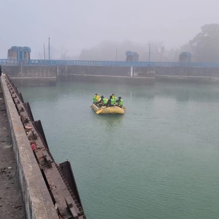 उत्तराखंड की चीला वाहन दुर्घटना- SDRF का सर्च आपरेशन जारी, लापता महिला अधिकारी की हो रही तलाश।