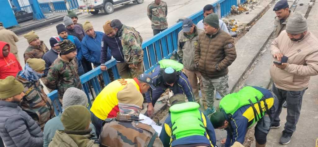 उत्तराखंड में चीला वाहन दुर्घटना- SDRF ने महिला अधिकारी का शव किया बरामद, दुर्घटना मे मौत का आकड़ा 5 हुआ।